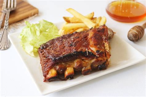 Plato de costillas a la miel horneadas con guarnición