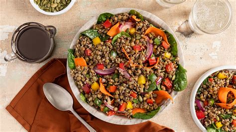 Ensalada de lentejas con champiñones y rúcula presentada en un plato