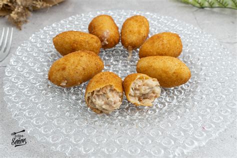 Ilustración de un plato de croquetas de carne portuguesas