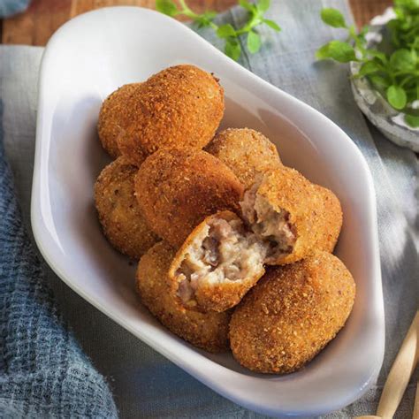 Imagen de croquetas de carne recién fritas y doradas