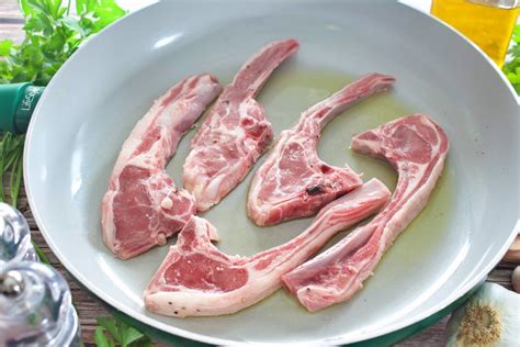 Proceso de marinado de las chuletas de cordero