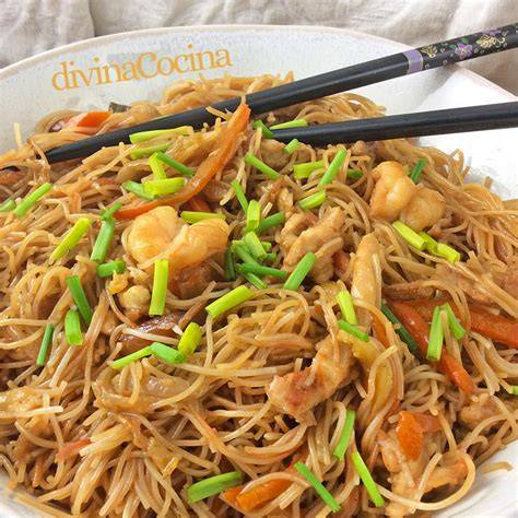 Wok de fideos de arroz con tofu y verduras