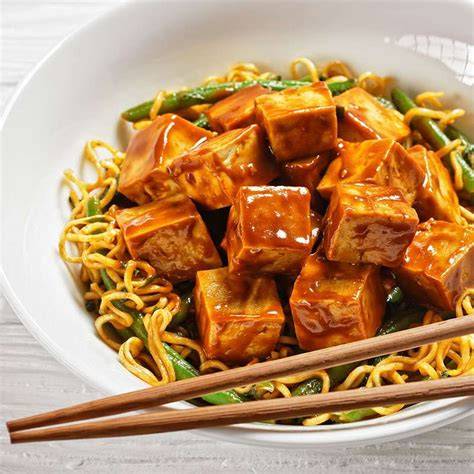 Espaguetis con tofu crujiente y verduras al estilo asiático