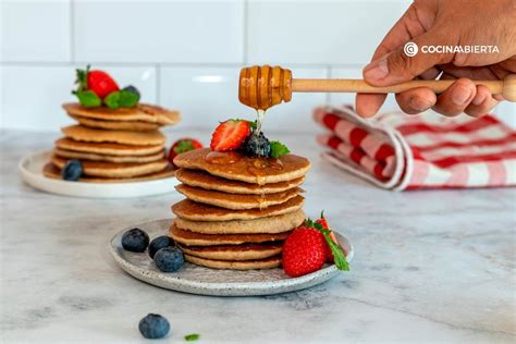 Tortitas decoradas con frutas y miel