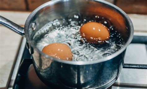 Huevos hervidos en agua con sal
