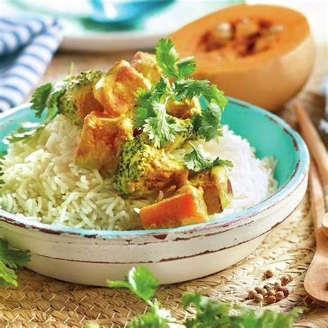 Plato de pavo al curry con leche de coco servido con arroz basmati