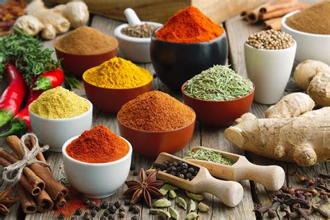 Especias variadas para curry en cuencos pequeños