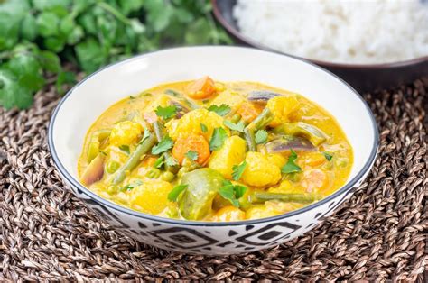 Pavo al curry con guarnición de verduras frescas y anacardos