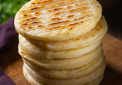 Plato de arepas variadas recién hechas
