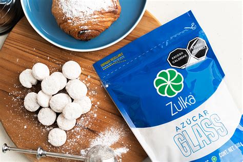 Bola de nata horneada con un toque de azúcar glass