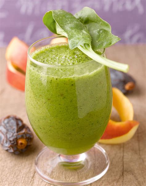 Ingredientes frescos para batido detox: zanahoria, manzana, apio y espinacas