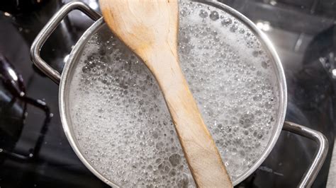 Olla con espuma al cocinar alimentos