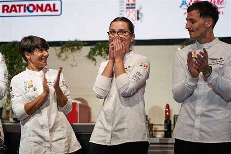 Chef pastelera Mar Ibáñez evaluando hojaldre