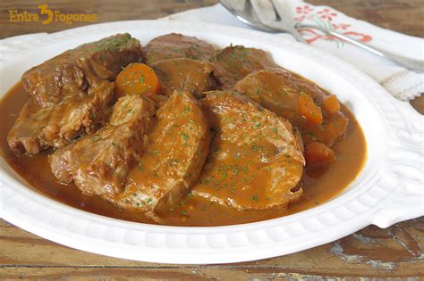 Redondo de ternera asado en bandeja con salsa
