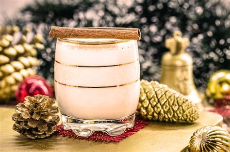 Copa de licor de huevo decorada con canela