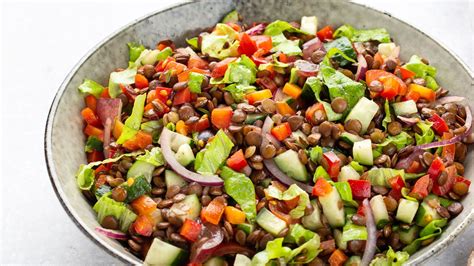 Ensalada colorida de lentejas con verduras y frutas