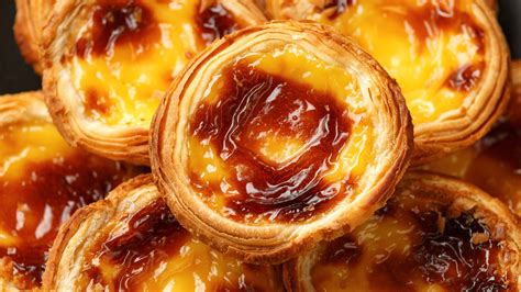 Pasteles de nata recién horneados con hojaldre crujiente