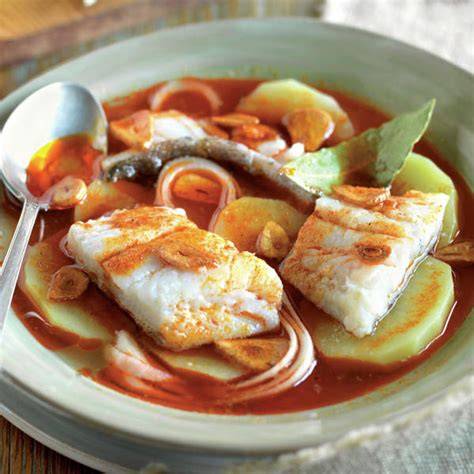 Detalle de los lomos de bacalao cocinándose en salsa de sidra
