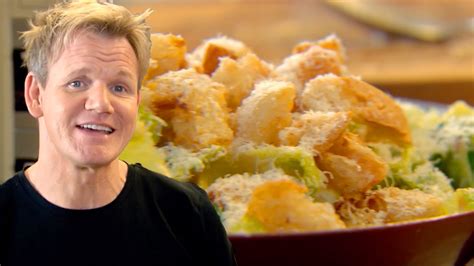 Gordon Ramsay preparando una ensalada