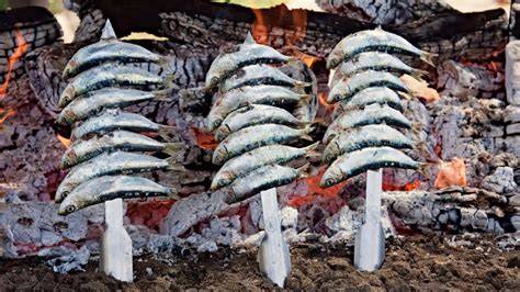 Detalle del ensartado correcto de las sardinas en la caña