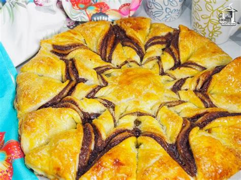 Flor de hojaldre con chocolate espolvoreada con azúcar glas