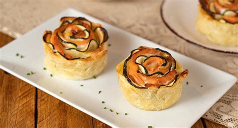 Flor de hojaldre salada con calabacín, queso crema y salmón
