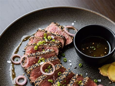 Tataki de ternera cortado en finas láminas