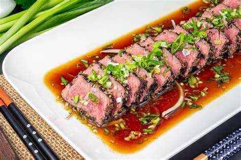 Presentación de tataki de ternera con guarnición