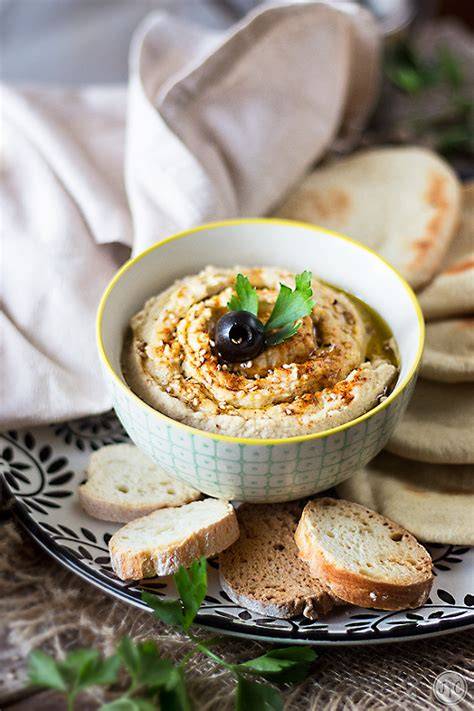 Hummus con pan de pita tostado