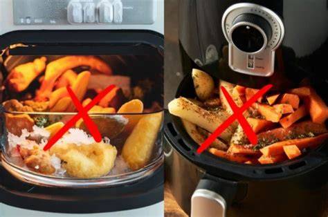 Alimentos cocinándose en una freidora de aire