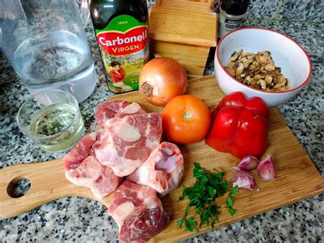Ingredientes frescos para codillo guisado con castañas