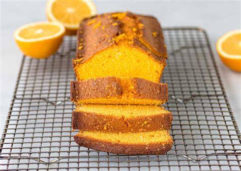 Bizcocho de naranja enfriándose en rejilla