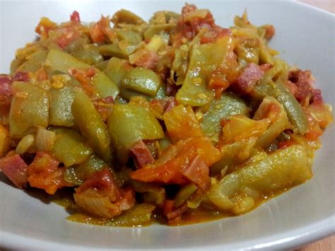 Judías verdes con tomate y chistorra en un plato