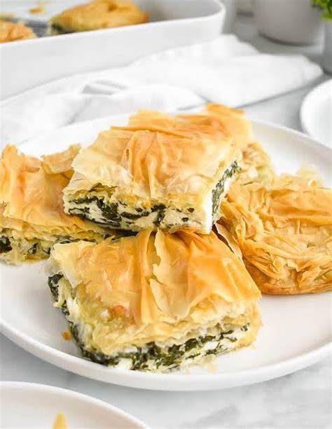 Spanakopita recién horneado con masa filo dorada