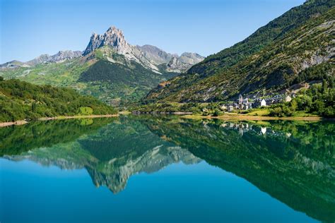Paisaje del Pirineo aragonés con Jaca al fondo