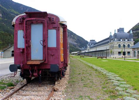 Interior del restaurante Canfranc Express en vagones de tren antiguos