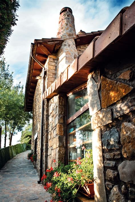 Fachada del restaurante Borda Chaca, una borda tradicional rehabilitada