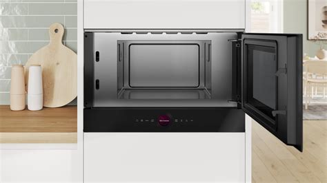 Microondas Bosch BFR7221B1 integrado en cocina moderna