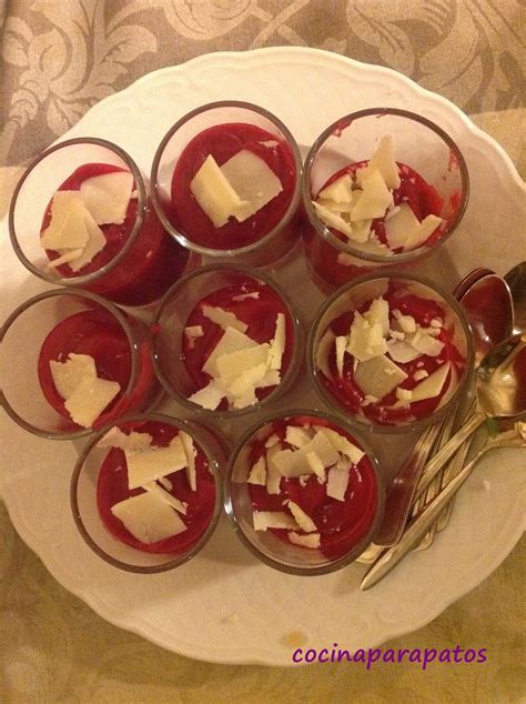 Vasitos de salmorejo bicolor con remolacha