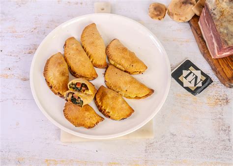 Empanadillas de acelga y jamón serrano recién horneadas