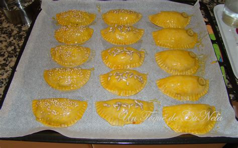 Empanadillas antes de hornear, untadas con huevo