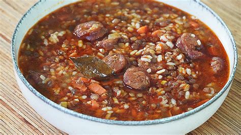 Lentejas con arroz y chorizo recién servidas
