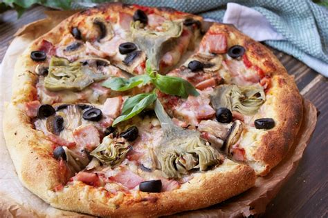 Pizza caprichosa con todos sus ingredientes