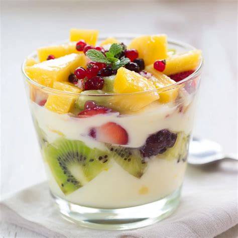 Postre con nata montada y frutas