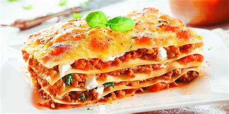 Plato de lasaña con salsa bechamel