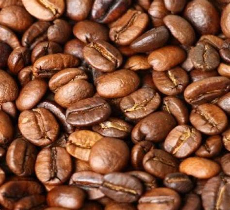 Granos de café tostado con una medalla de oro