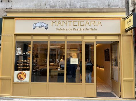 Interior de la fábrica de vidrio de Manteigaria con pasteleros trabajando