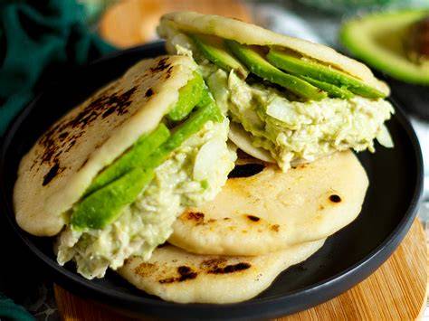Arepas rellenas de Reina Pepiada listas para servir
