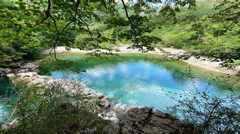 poza natural de la Olla de San Vicente con aguas cristalinas color esmeralda