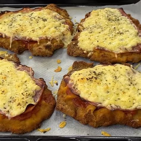 Milanesas de pollo a la napolitana recién hechas